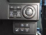 パーキングセンサーや横滑りを防ぐVSA等のスイッチ類は運転席の右側、手の届きやすい位置にあります。