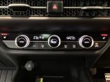 オートエアコンは左右席で独立温度コントロールが可能です。運転席はキンキンに冷やして助手席はマイルドにと言った設定が可能です☆暑さ寒さでケンカすることもなくなりますね♪