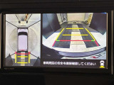 バックカメラの他に上から見下ろしたような画像が見れるアラウンド(全方位)モニター。前後左右を把握できる、すごい機能が装備されています!
