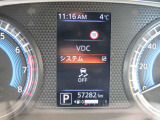 【VDC】滑りやすい路面などでのハンドル操作で車両が横滑りしそうになると、ブレーキおよびエンジン出力を制御し車両の安定性を向上させる。