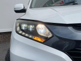 【LEDヘッドライト】悪天候や夜間走行時も良好な視界を確保し安心して運転できる高輝度LEDヘッドライトを装備!点灯速度が早く、消費電力も抑えられています。