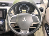 インテリアに合わせたデザインのステアリングは、運転される方のことも考え、運転しやすい形状、大きさです。是非一度、実際に触ってお確かめください。