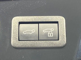 【パワーバックドア】スマートキーや運転席のボタンを押すだけでリアゲートが自動で開閉します!荷物を持っている時や、高い位置にあるバックドアを閉める際に便利な機能です♪
