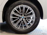 BMWの純正アロイホイールは軽量かつ強度にも優れているホイールで走行性能を引き上げる設計になっております。足元にもBMWは妥協がなくこだわっている個所になります。