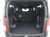 【トランクルーム】荷室の広さも十分です!シートアレンジでシートを畳めば長い荷物だって積めますね。シートアレンジの操作方法など、お気軽にご相談下さい。