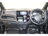 操作性に優れた運転席となります!小物入れや各ボタンの配置にこだわり、使いやすいです!座り心地もよく視認性も良好なのでロングドライブもお任せ下さい!