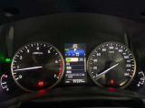視認性に優れたメーターを採用しており、走行中でも車速や情報が分かりやすく表示されます。運転時の視線移動をむりのない範囲に抑え、快適で安心感のあるドライブをサポートします。