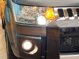 【LEDヘッドライト】悪天候や夜間走行時も良好な視界を確保し安心して運転できる高輝度LEDヘッドライトを装備!点灯速度が早く、消費電力も抑えられています。