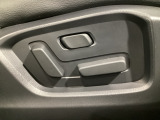 運転席にはパワーシートを装備!シート位置を記憶するメモリー機能付きなのでご夫婦で2名分セットすると便利です♪