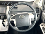 インテリアに合わせたデザインのステアリングは、運転される方のことも考え、運転しやすい形状、大きさです。是非一度、実際に触ってお確かめください。