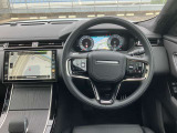 ムダのないインテリアデザインは運転席にお座りいただくと、上質なシートがお客様を包み込みます。ステアリングも握りやすい設計になっておりますのでとっさのハンドル操作も可能です。
