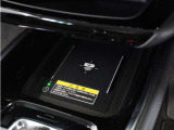 ◆ワイヤレス充電器◆ワイヤレス充電規格Qiに適合した機器を充電エリアに置くことで使用できます。