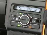 【オートエアコン】車内温度を感知して自動で温度調整をしてくれるのでいつでも快適な車内空間を創り上げます!どの席に座っても快適なドライブが楽しめます♪