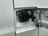 車両右には普通充電ポートがあります。