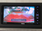 【バックカメラ】 駐車時に車両後方の様子を見ることができるので、運転の不安を軽くします。