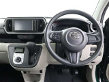 足元広々!快適な運転席回りです