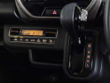 車内を快適に、オートエアコンを装備しています。