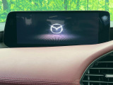 【10.25インチマツダコネクト】車内の雰囲気にマッチした大型ディスプレイ。スマホ接続でのナビ使用やBluetooth再生等、様々な機能が楽しめます。直感的なダイヤル操作が可能で、使い勝手も良好です。