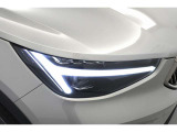 ひときわ印象的なT字型のLEDヘッドライトはステアリング操作と連動しており、またアクティブハイビーム機能も備えています。
