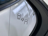 【ブラインドスポットモニター】走行中、ドアミラーの死角になりやすい箇所に後続車が接近するとサイドミラーのレンズに警告を表示!ドライバーに注意喚起をしてくれます。