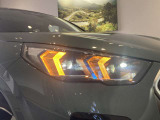 BMWの伝統の丸目4灯ヘッドライトでございます。LEDライトで視認性もよく明るく安全性の向上につながります。
