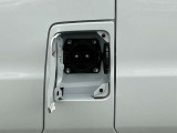 車両左には急速充電ポートがあります