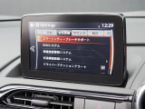 こちらのお車には先進安全装備が多数搭載されています。衝突被害を回避あるいは軽減するためのブレーキや、後方死角からの接近警報、車線逸脱を防止する警報装置など、詳しくはスタッフまでお尋ねください。