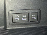 充電用USB端子付き。スマートフォンなどの充電に便利です。