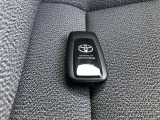 スマートキー付きです!カバンやポケットに入れて持っているだけで、ボタン一つでドアロックを開閉できます。スマートキーを持って、ブレーキを踏んでスィッチを回すだけでエンジンが始動します!!