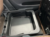 助手席シート下に収納スペースがあります。