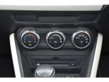 運転席・助手席別々に調整可能なフルオートエアコン。