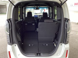 後席は分割可倒式で、用途に合わせてアレンジ可能。荷物の量や乗車人数に応じて柔軟に使える便利なシートです。