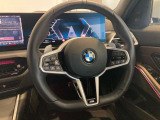 BMWのステアリングはドライバーと車体が一体感に感じれるような操作性を実現しております。また、握りやすさや操作性を向上するためにスイッチ類も配置されております。