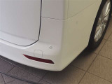 コーナーセンサーを車の前後に装備。障害物までの距離に応じて警告音を変えてお知らせ。縦列駐車時や駐車場・車庫などでの取り回しをサポートします。詳細は販売店スタッフまでおたずねください。