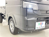 明るいライトが夜道を明るく照らしてくれます。 運転する上で、道路状況をいかに早く認識できるか重要なポイントです。 白色光が暗い道も明るく照らしてくれますよ。