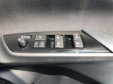 電動格納式ドアミラー付き。 狭い駐車場へ停めた時に、ボタン1つで左右のミラーをたたむ事ができます。