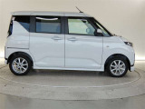 両側スライドドア車です。助手席側は、パワースライドドア付きなので狭い駐車スペースでも乗り降りが楽で、小さなお子様やお年寄りにもうれしい装備です。