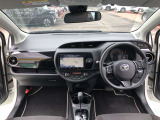 シンプルながら機能性あふれる運転席廻りです。視界性もよく、運転しやすいですよ。