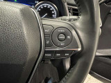 ステアリングスイッチ付きで、運転中に視線を前に向けたまま操作できます。