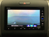 ギヤをR(バック)に入れるとナビの画面に後ろの映像が映るリアカメラ付です。後退時、コンディションが悪い視界でもカラーバックモニターがドライバーをサポートします。
