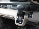 インパネシフトだから視線の移動も少なく足元もスッキリ。運転席もゆったりしているのでゆとりを持ってドライブできますね。