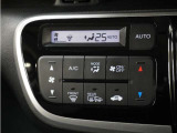 フルオートエアコン搭載。好みの温度に設定するだけで、風向や風量を自動でコントロール!いつでも快適な車内環境に。