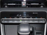 【オートエアコン】一度お好みの温度に設定すれば、車内の温度を検知し風量や温度を自動で調整してくれます。