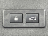 【パワーバックドア】スマートキーや運転席のボタンを押すだけでリアゲートが自動で開閉します!荷物を持っている時や、高い位置にあるバックドアを閉める際に便利な機能です♪