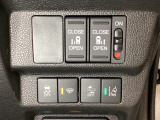 両側電動スライドドアは運転席から操作ができるよう、操作スイッチが付いています。Hondaセンシング用のVSA(ABS+TCS+横滑り抑制)解除と路外逸脱抑制機能のオンオフスイッチなどがあります。