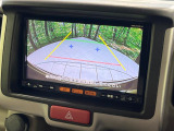 【バックカメラ】駐車時に後方がリアルタイム映像で確認できます。大型商業施設や立体駐車場での駐車時や、夜間のバック時に大活躍!運転スキルに関わらず、今や必須となった装備のひとつです!