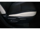 運転席シートリフター装備!シートの上下調整で運転操作の視界を確保できます。