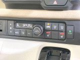 【オートエアコン】一度お好みの温度に設定すれば、車内の温度を検知し風量や温度を自動で調整。暑い&hellip;寒い&hellip;と何度もスイッチ操作をする必要はありません。快適な車内空間には必須の機能ですね♪