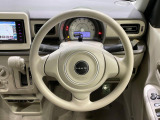 インテリアに合わせたデザインのステアリングは、運転される方のことも考え、運転しやすい形状、大きさです。是非一度、実際に触ってお確かめください。