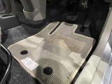 内装工程では、中古車を気持ちよくお乗りいただけるよう清掃しております。